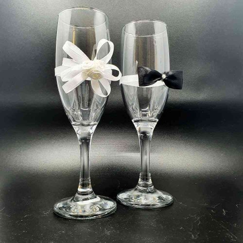 Esküvőre pezsgős poharak ekrü rózsás díszítéssel